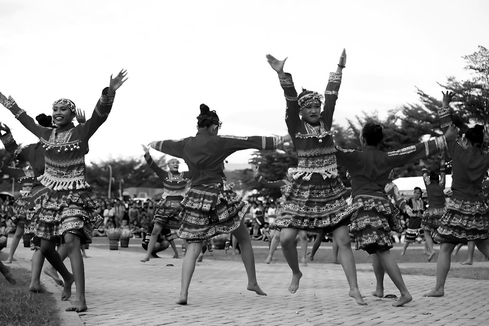 Studio di coreografia con danzatori durante sessione creativa
